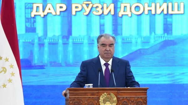 Эмомали Рахмон выступает на церемонии, посвященной Дню знаний - Sputnik Таджикистан