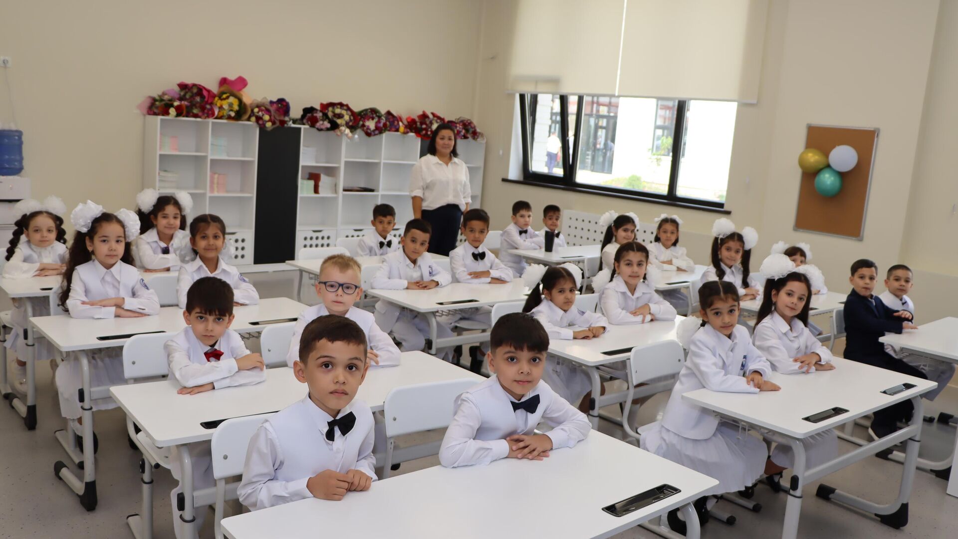 Первое сентября в Гагаринской школе в Душанбе - Sputnik Таджикистан, 1920, 01.09.2023