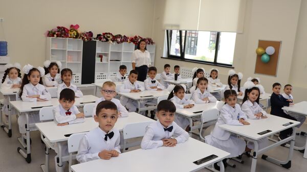 Первое сентября в Гагаринской школе в Душанбе - Sputnik Таджикистан