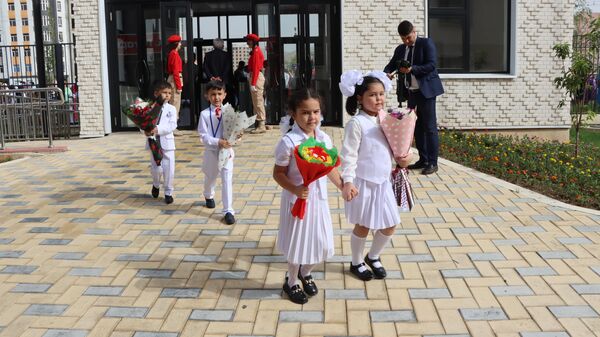 Первое сентября в Гагаринской школе в Душанбе - Sputnik Таджикистан