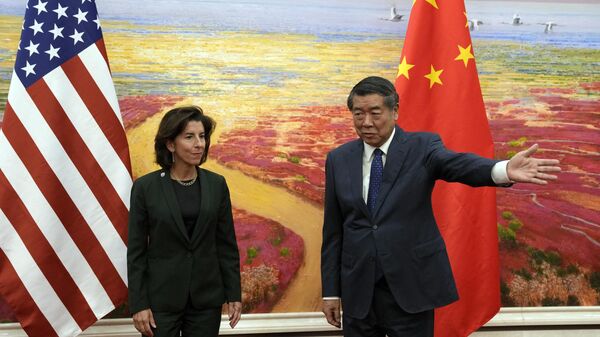 Министр торговли США Джина Раймондо и заместитель премьера Государственного совета КНР Хэ Лифэн во вермя встречи в Пекине - Sputnik Таджикистан