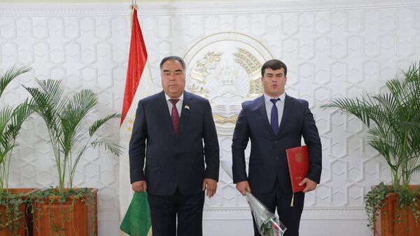 Раджаббой Ахмадзода вручил грамоты сотрудникам исполнительных органов Согдийской области - Sputnik Таджикистан