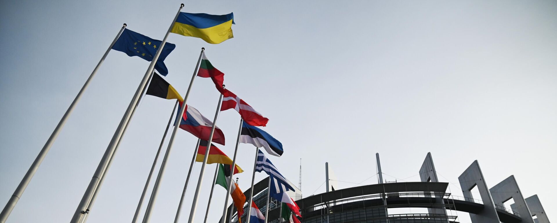 Флаги у здания Европарламента в Страсбурге. - Sputnik Тоҷикистон, 1920, 16.06.2026