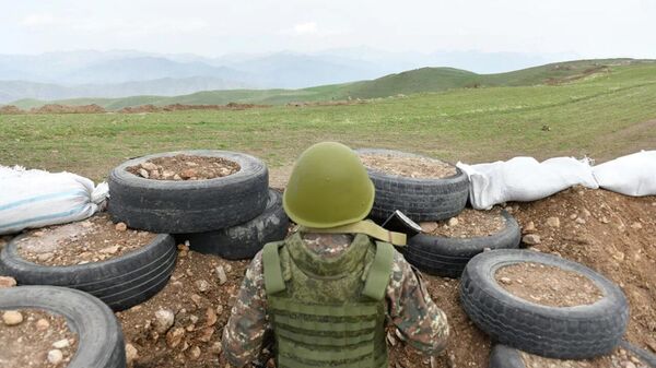 Армянский военнослужащий на границе с Азербайджаном - Sputnik Таджикистан