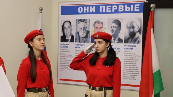 В Душанбинской школе им. Гагарина открыли аудитории героев Таджикистана - Sputnik Таджикистан