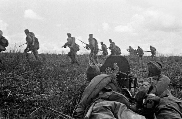 Подразделения стрелкового корпуса Юго-Западного фронта во время наступления на южном направлении западнее Славянска. - Sputnik Таджикистан