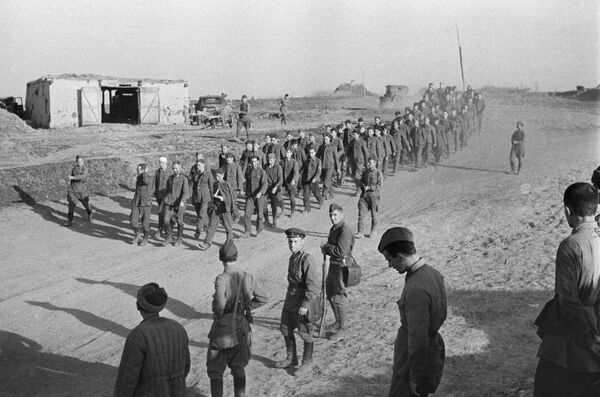Колонна пленных немцев в районе города Змиев. Юго-Западный фронт. - Sputnik Таджикистан