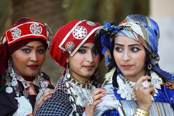 Ливийские девушки присутствуют на национальном Дне ливийского костюма на площади Мучеников в столице Триполи. - Sputnik Таджикистан