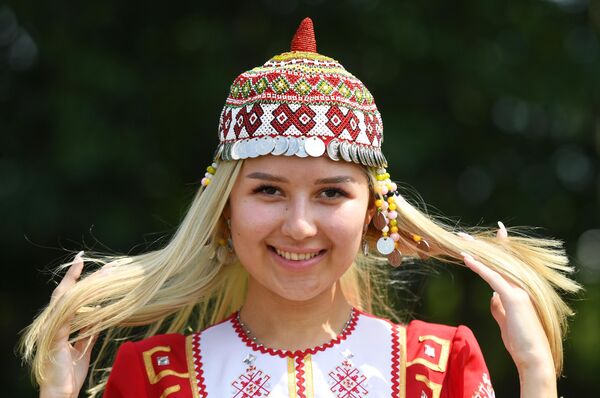 Девушка в национальном чувашском костюме - Sputnik Таджикистан