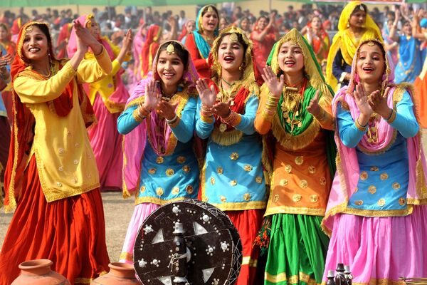 Индийская молодежь исполняет традиционный пенджабский народный танец Гиддха во время празднования Дня Республики. - Sputnik Таджикистан