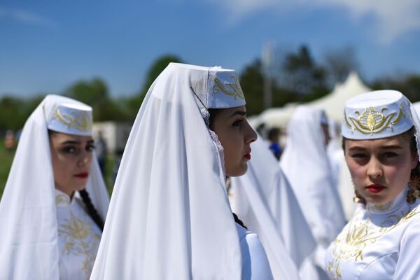 Девушки в национальных татарских костюмах в Крыму - Sputnik Таджикистан