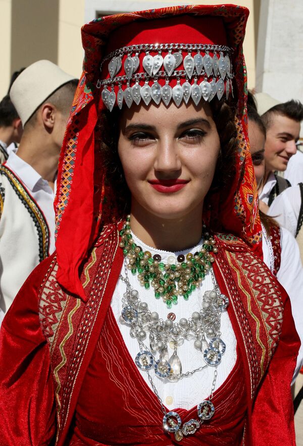 Албанская танцовщица в традиционном костюме ждет начала выступления, посвященного Дню национального культурного наследия страны. - Sputnik Таджикистан