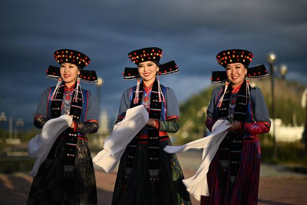 Девушки в национальных костюмах в поселке Турка в Прибайкальском районе Бурятии. - Sputnik Таджикистан