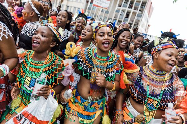 Африканские женщины в своих традиционных нарядах поют и танцуют на улицах во время Культурного фестиваля Индони. - Sputnik Таджикистан