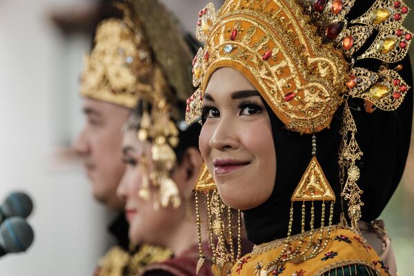 Женщина, одетая в традиционную одежду, выступает во время церемонии, посвященной 78-му Дню независимости Индонезии, в Президентском дворце в Джакарте. - Sputnik Таджикистан