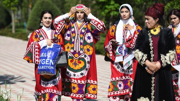 Девушки в национальных костюмах во время праздника тюльпанов в Душанбе, Таджикистан - Sputnik Таджикистан