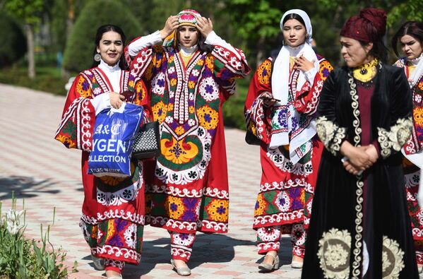 Девушки в национальных костюмах во время праздника тюльпанов в Душанбе, Таджикистан - Sputnik Таджикистан