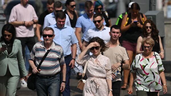 Люди на улице в Москве - Sputnik Таджикистан