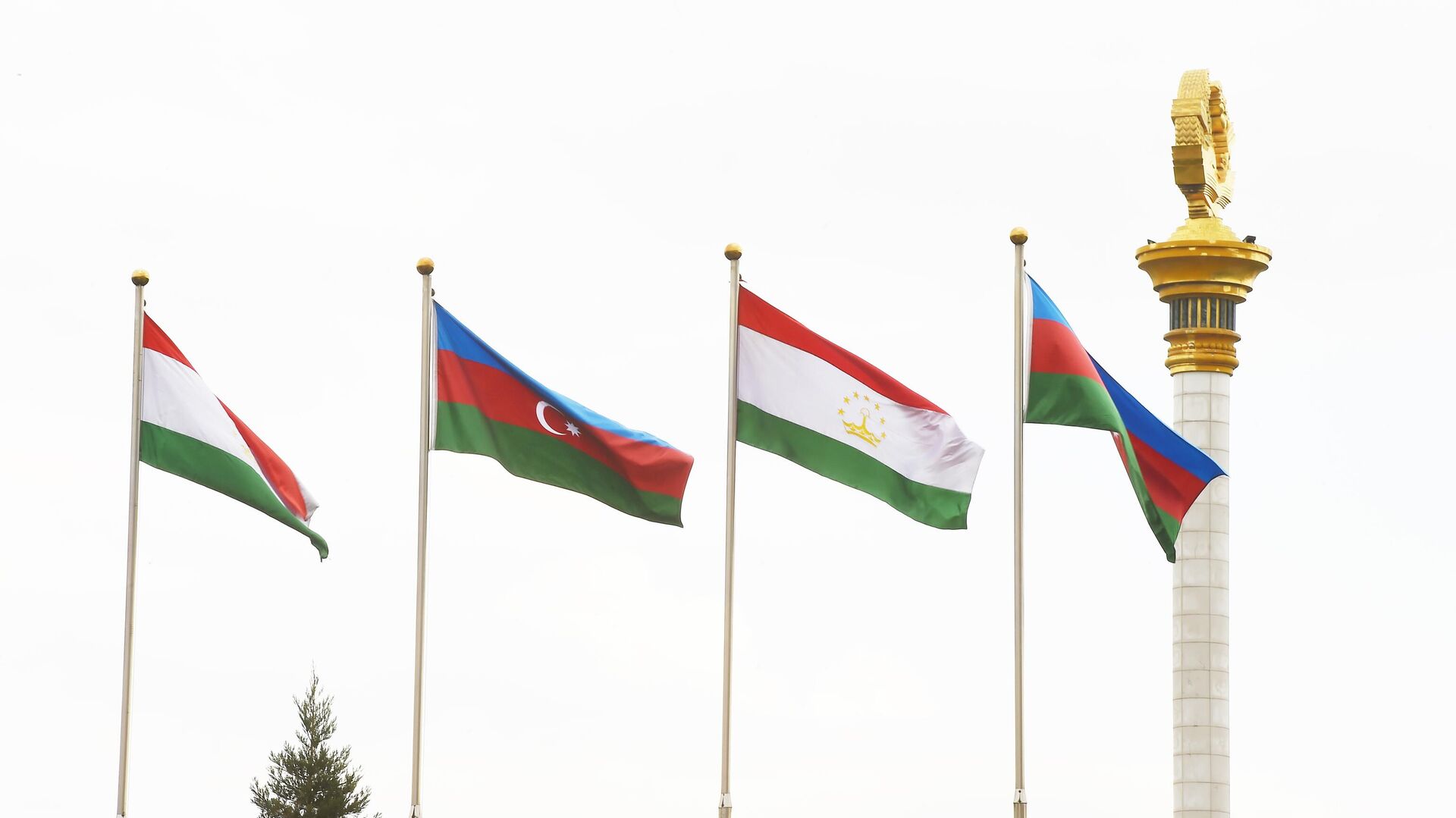 Флаги Таджикистан и Азербайджан - Sputnik Тоҷикистон, 1920, 12.09.2023