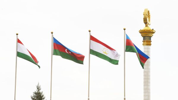 Флаги Таджикистан и Азербайджан - Sputnik Тоҷикистон