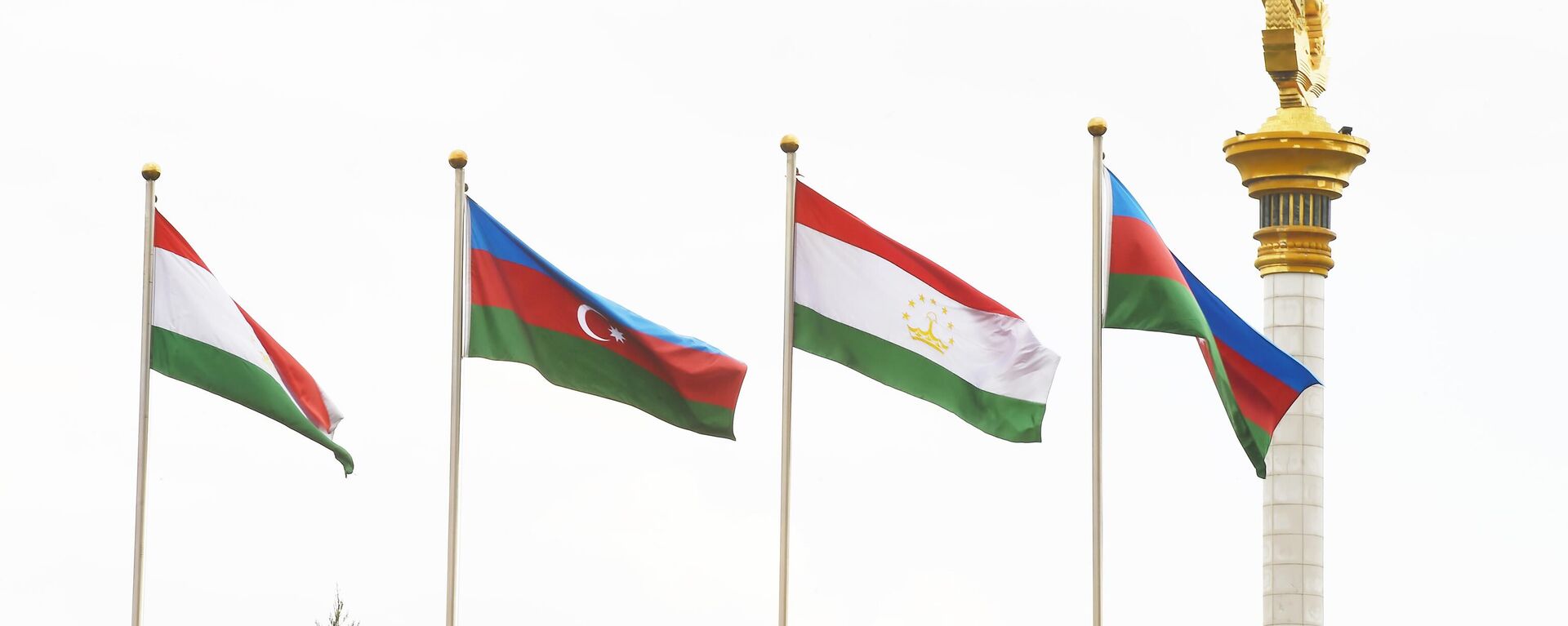 Флаги Таджикистан и Азербайджан - Sputnik Тоҷикистон, 1920, 22.05.2024