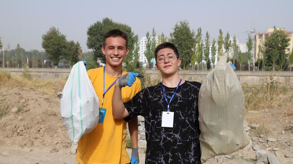 Студенты и лицеисты филиала МГУ в Душанбе собрали 630 кг мусора - Sputnik Таджикистан
