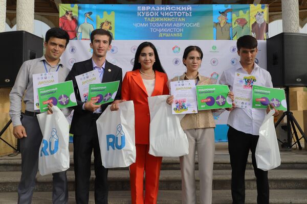 Студенты и лицеисты филиала МГУ в Душанбе собрали 630 кг мусора. - Sputnik Таджикистан