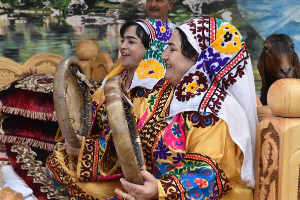 Женщины на фестивале в национальных костюмах. - Sputnik Таджикистан