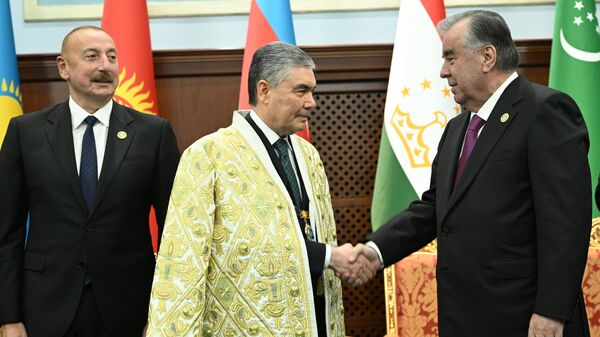 Рахмон вручил Бердымухамедову высшую награду глав стран Центральной Азии - Sputnik Таджикистан
