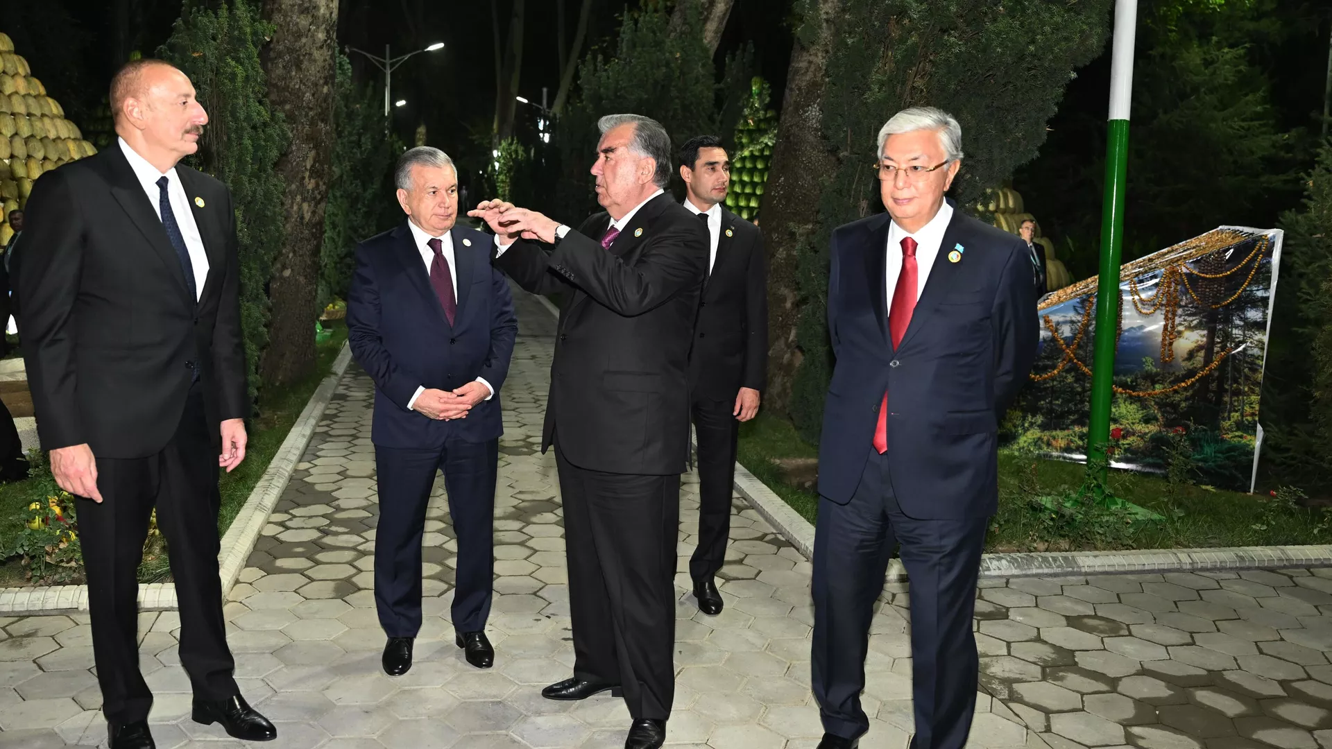 Сайру гашти президентҳо дар дар Бӯстонсаройи ҳукуматии кишвар