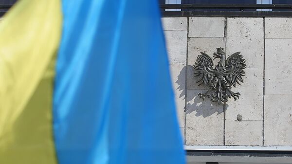 Государственный флаг Украины и герб Польши у посольства Польши в Киеве - Sputnik Таджикистан
