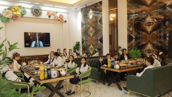 На открытии нового ресторана в Согде угостили детей-сирот - Sputnik Таджикистан