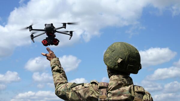 Операторы БпЛА ЦВО проходят обучение в применении агитационных дронов в зоне проведения СВО. - Sputnik Таджикистан