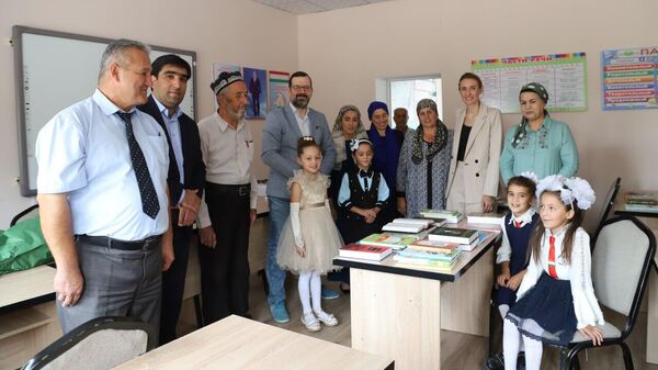Школьники Вахдата получили книги на русском языке