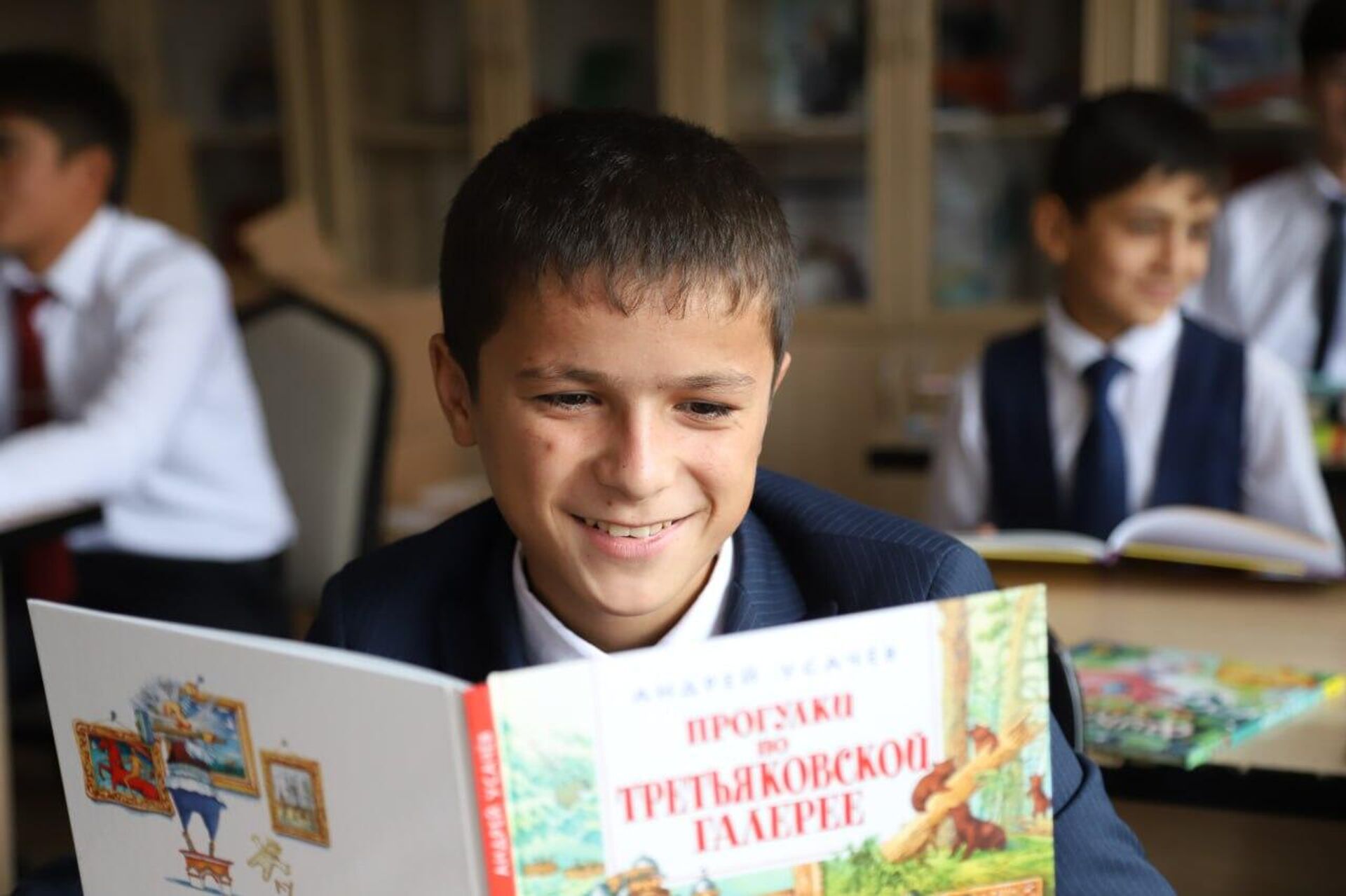 Почти 800 книг получила сельская школа Вахдатского района Таджикистана - Sputnik Таджикистан, 1920, 20.09.2023