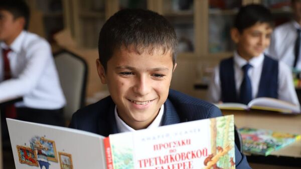 Почти 800 книг получила сельская школа Вахдатского района Таджикистана - Sputnik Тоҷикистон