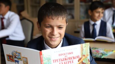 Почти 800 книг получила сельская школа Вахдатского района Таджикистана