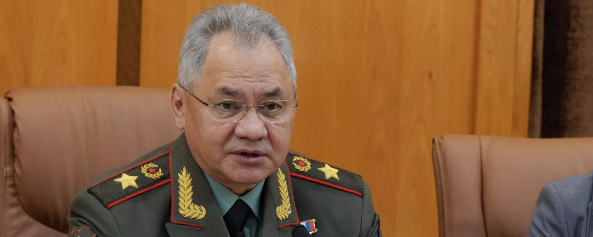 Министр обороны РФ Сергей Шойгу во время переговоров с министром обороны и поддержки вооруженных сил ИPИ, генералом Мохаммадом Резой Аштиани в Тегеране - Sputnik Тоҷикистон, 1920, 26.11.2023
