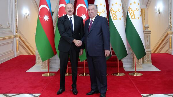 Президент Таджикистана Эмомали Рахмон, справа, и Президент Азербайджана Ильхам Алиев - Sputnik Тоҷикистон