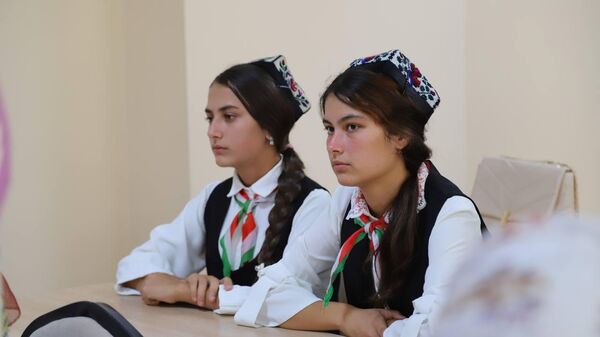 Таджикские школьники на уроке - Sputnik Таджикистан