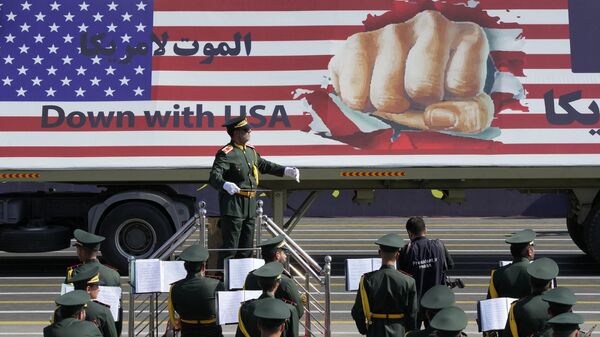 Антиамериканский баннер проносят на грузовике во время ежегодного военного парада, Иран - Sputnik Тоҷикистон
