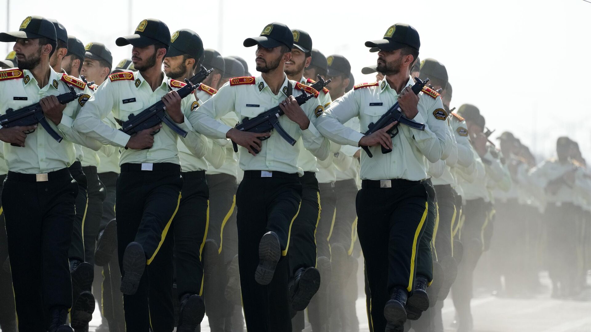 Курсанты иранской полиции маршируют во время ежегодного военного парада, Иран - Sputnik Тоҷикистон, 1920, 02.02.2024