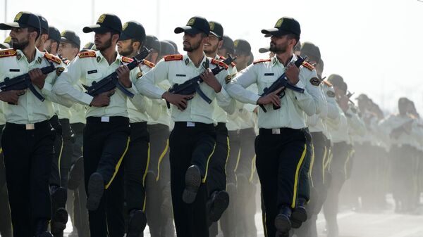 Курсанты иранской полиции маршируют во время ежегодного военного парада, Иран - Sputnik Тоҷикистон