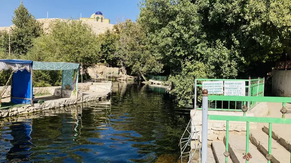 Родник в Таджикистане Чилучорчашма
