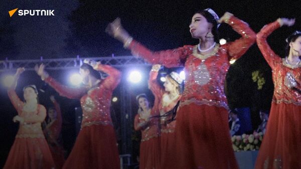 Танцы, песни, народные гуляния: в Худжанде отпраздновали День города - Sputnik Таджикистан