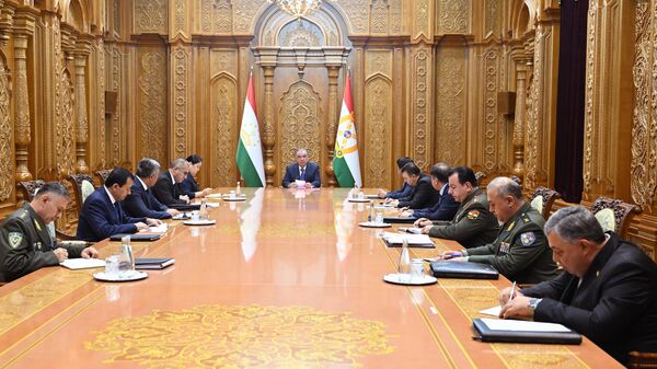 Президент Таджикистана Эмомали Рахмон проводит рабочую консультацию с руководителями военных структур и правоохранительных органов. - Sputnik Таджикистан
