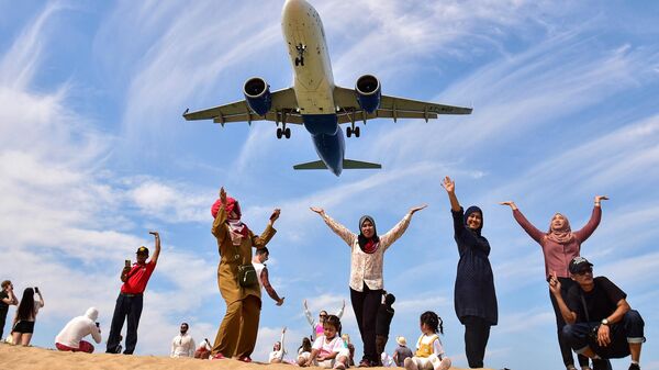 Туристы позируют на пляже Май Као в международном аэропорту Пхукета - Sputnik Таджикистан