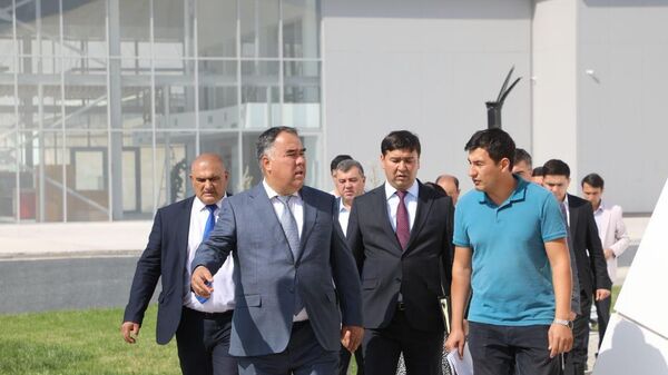 Раджаббой Ахмадзода проинспектировал строительство промпредприятий Худжанда - Sputnik Таджикистан