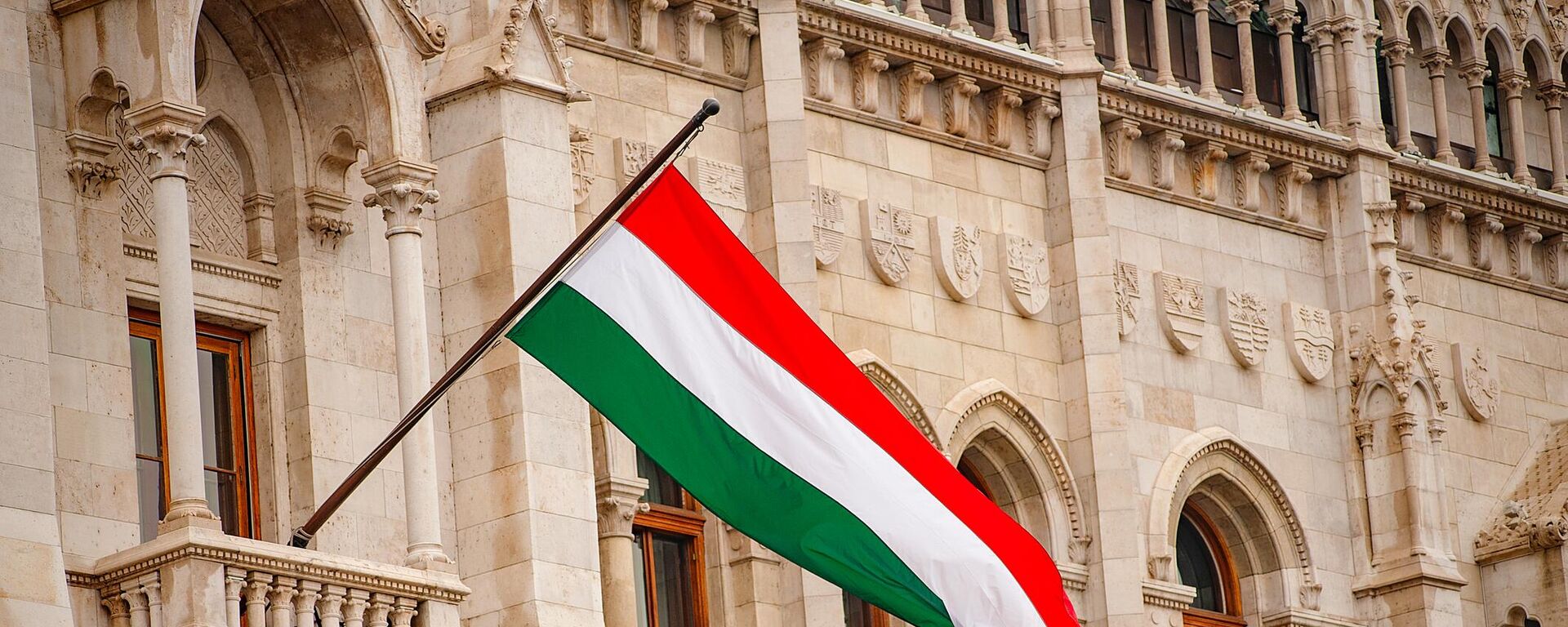Флаг Венгрии на здании парламента в Будапеште, Венгрия - Sputnik Таджикистан, 1920, 28.09.2023