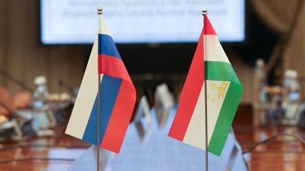 Флаги России и Таджикистана. Архивное фото - Sputnik Тоҷикистон